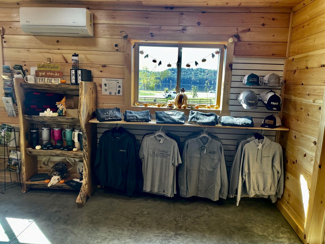 Group Friendly Cabin with Spa on the Deck near Tappan Lake in Ohio