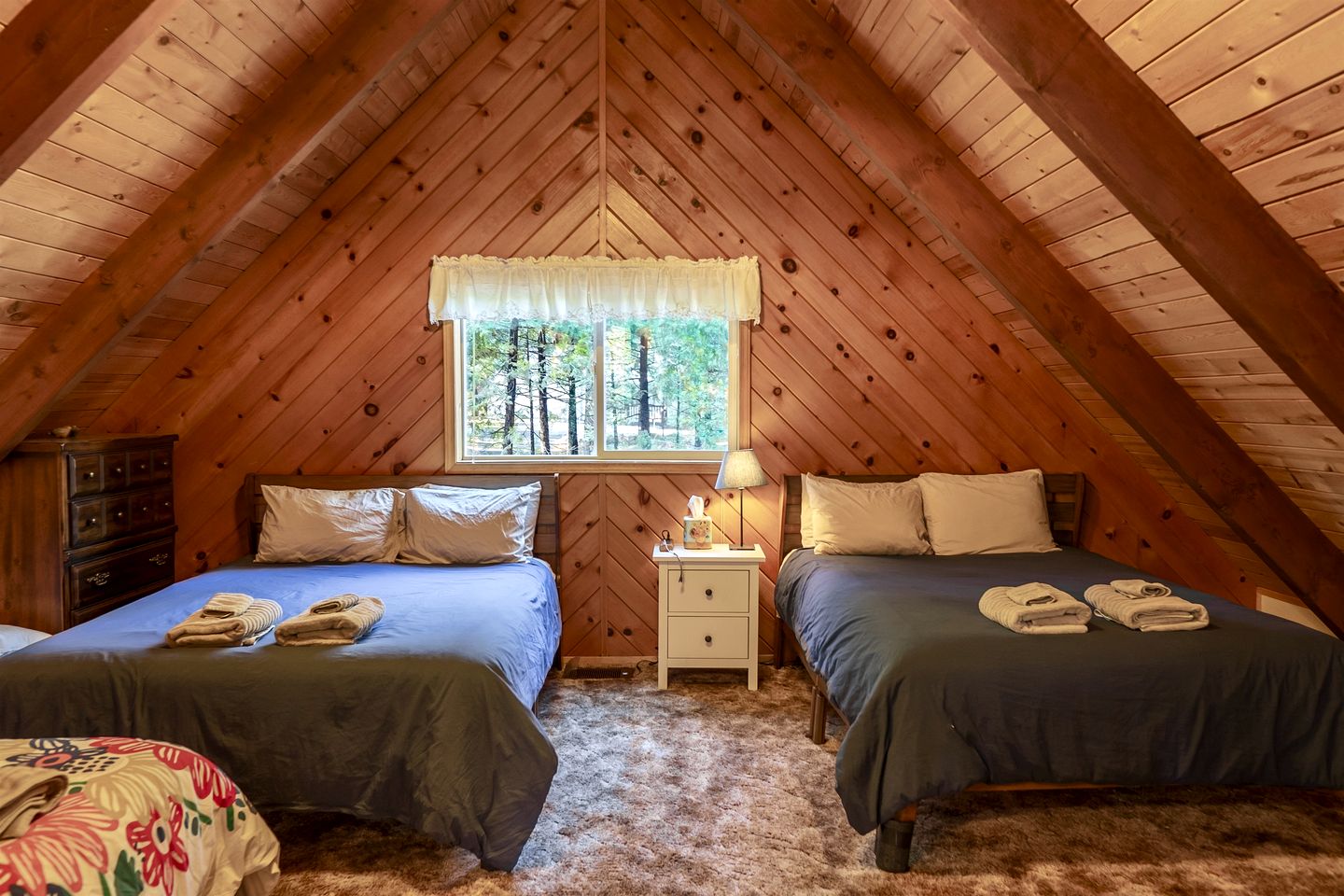 Group Cozy Cottage with Game Room in California