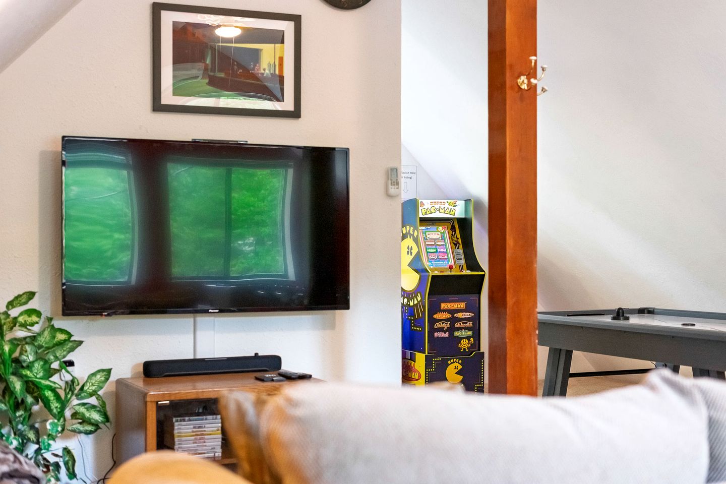 Group Cozy Cottage with Game Room in California