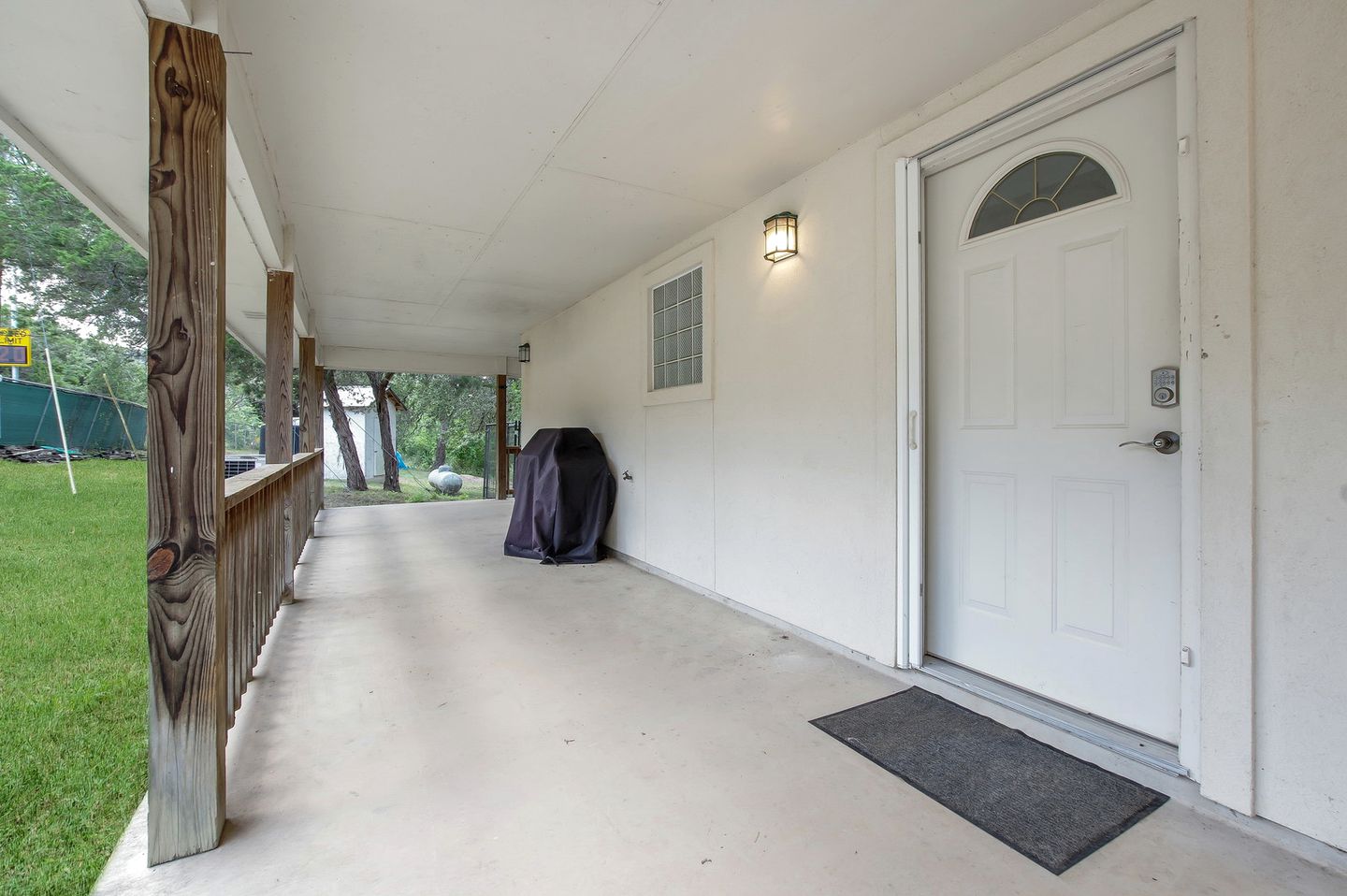 Riverside Cottage Getaway with a Wraparound Porch near New Braunfels, Texas