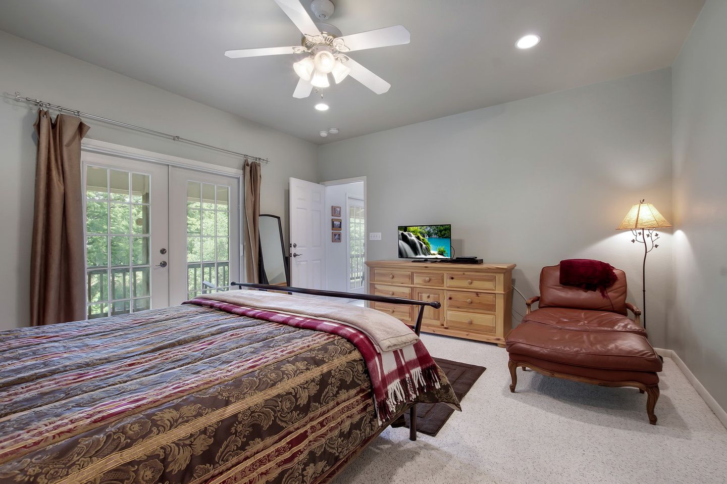 Riverfront Family Cabin Rental on the Guadalupe River near Canyon Lake and Gruene