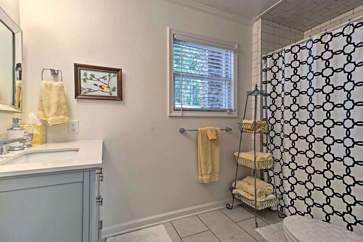 Delightful Waterfront Cabin Rental Overlooking Lake Martin, Elmore County, Alabama