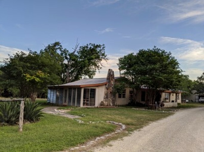 Beautiful Cottage Close to Fantastic Hiking Trails in Camp Wood, Texas