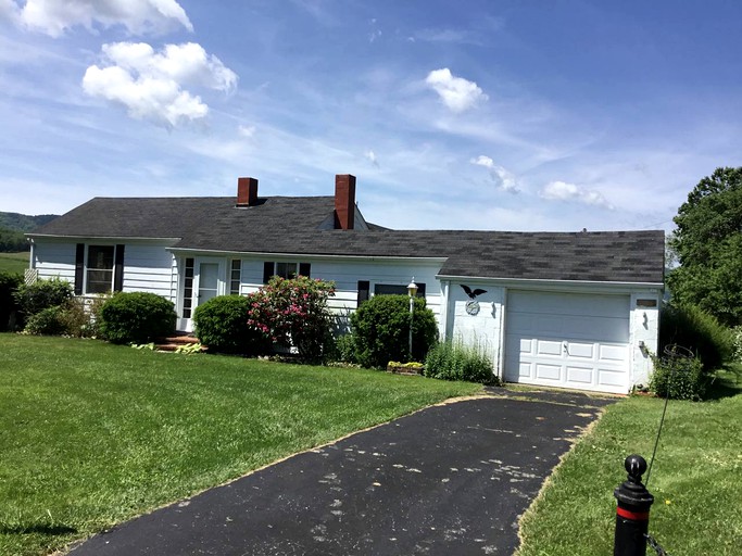 Charming Two-Bedroom Cottage Rental in a Quiet Countryside Setting near the Appalachian Trail, Burke´s Garden, Virginia