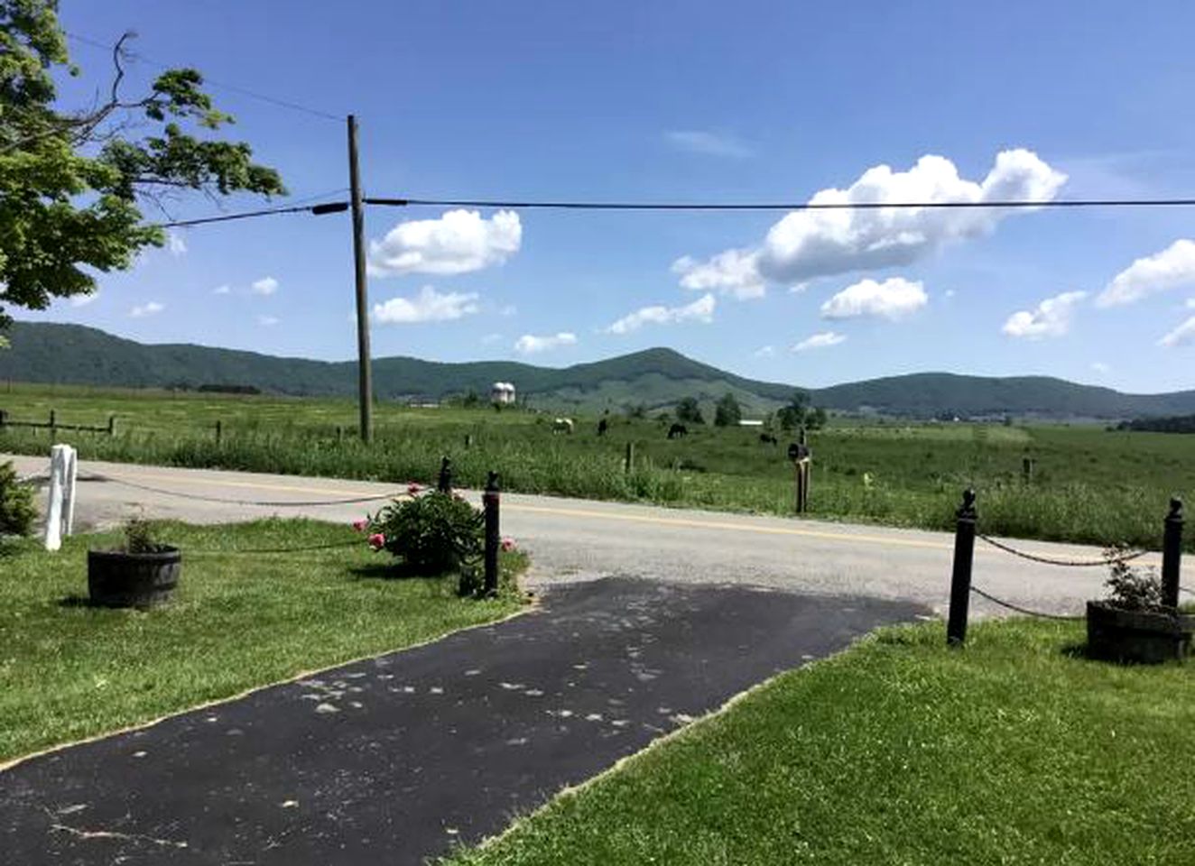 Charming Two-Bedroom Cottage Rental in a Quiet Countryside Setting near the Appalachian Trail, Burke´s Garden, Virginia