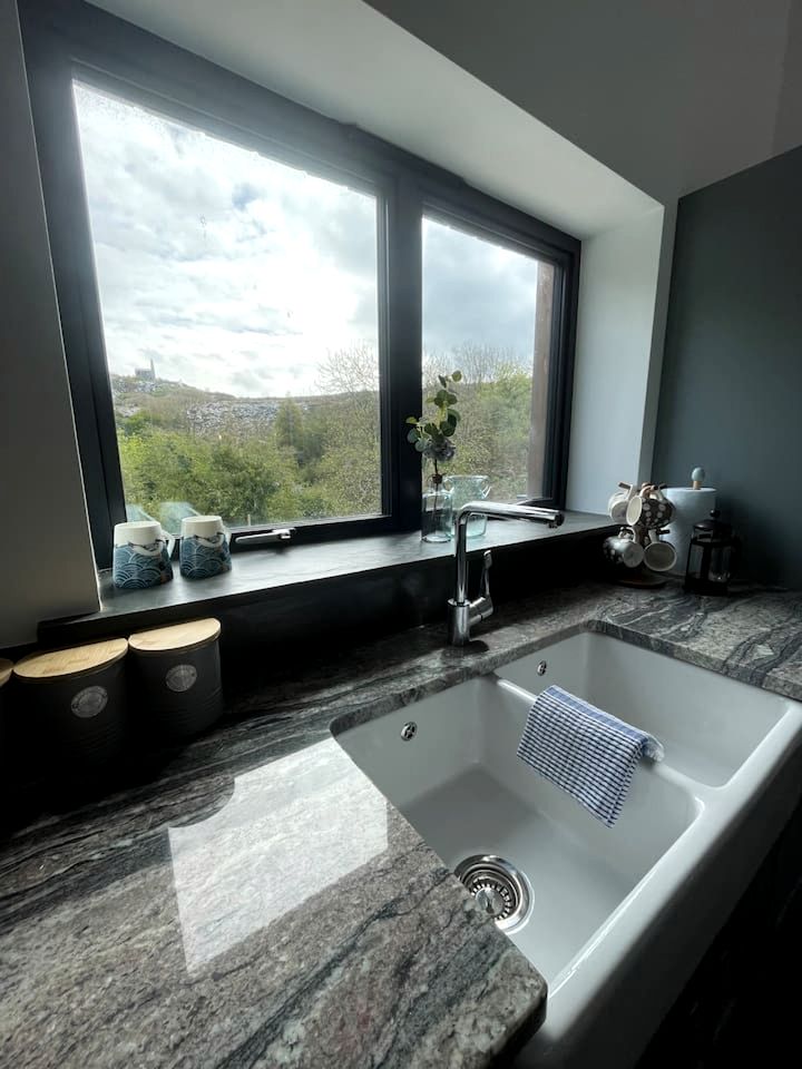 Awesome Cottage with Hot-tub in Camelford, England