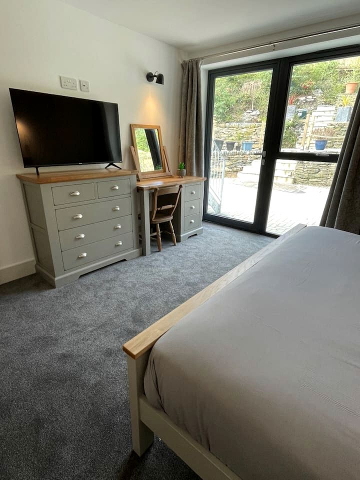 Awesome Cottage with Hot-tub in Camelford, England