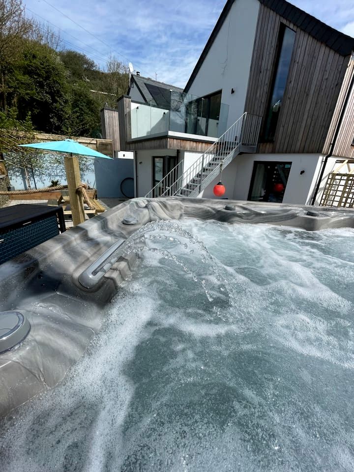 Awesome Cottage with Hot-tub in Camelford, England