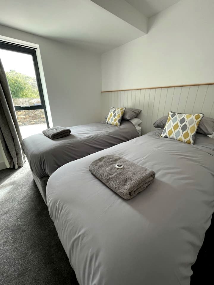 Awesome Cottage with Hot-tub in Camelford, England