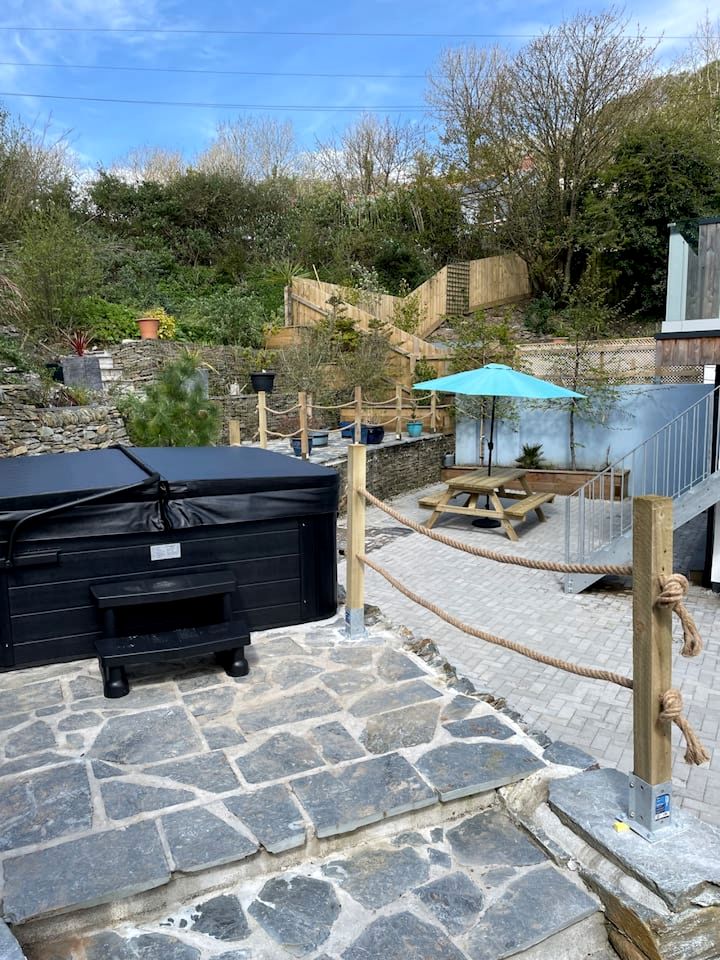 Awesome Cottage with Hot-tub in Camelford, England