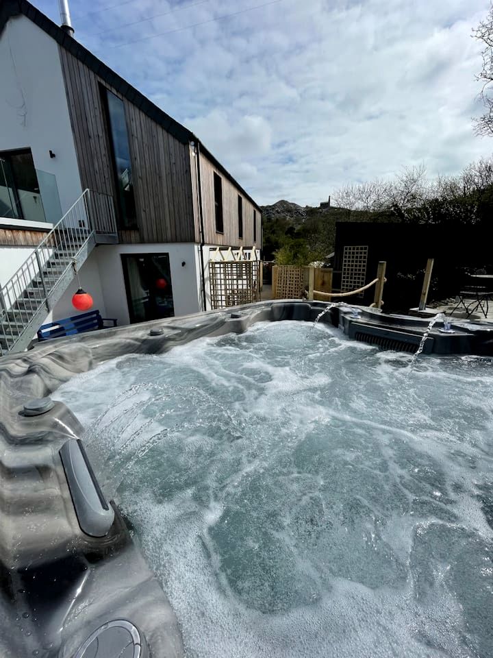 Awesome Cottage with Hot-tub in Camelford, England