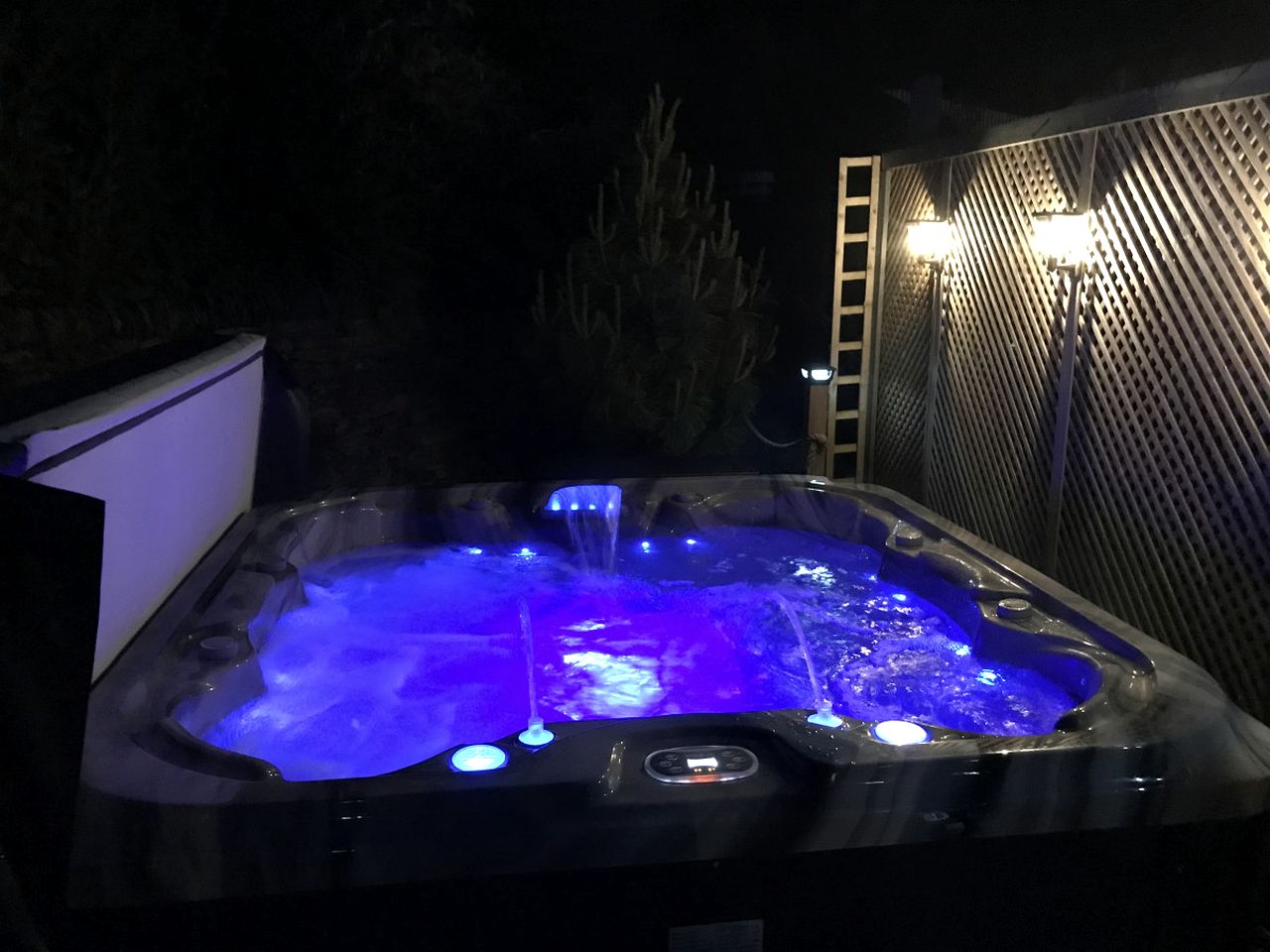 Awesome Cottage with Hot-tub in Camelford, England