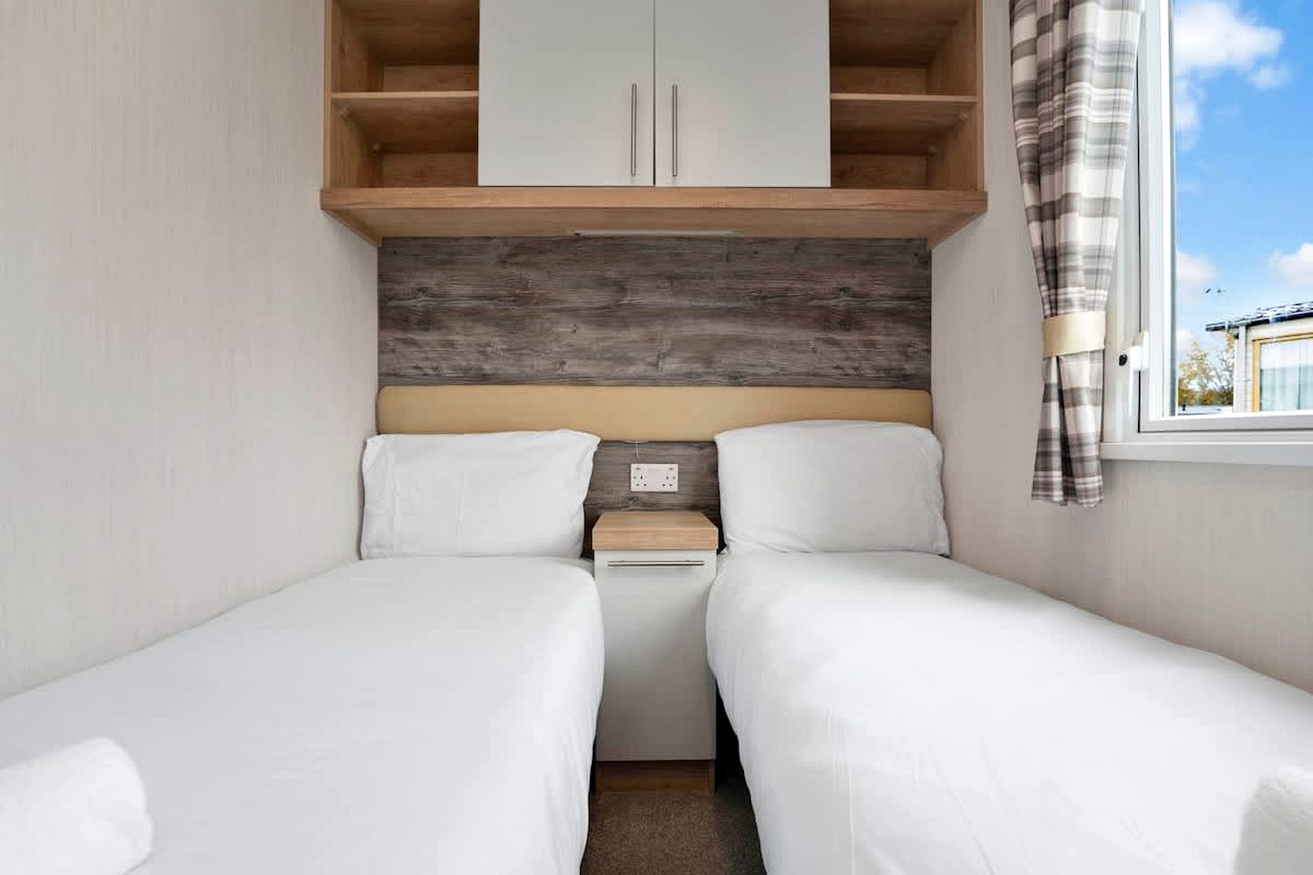 Modern Seaside Caravan Escape with Pool, Activities & Relaxed Coastal Vibes in Scotland, United Kingdom