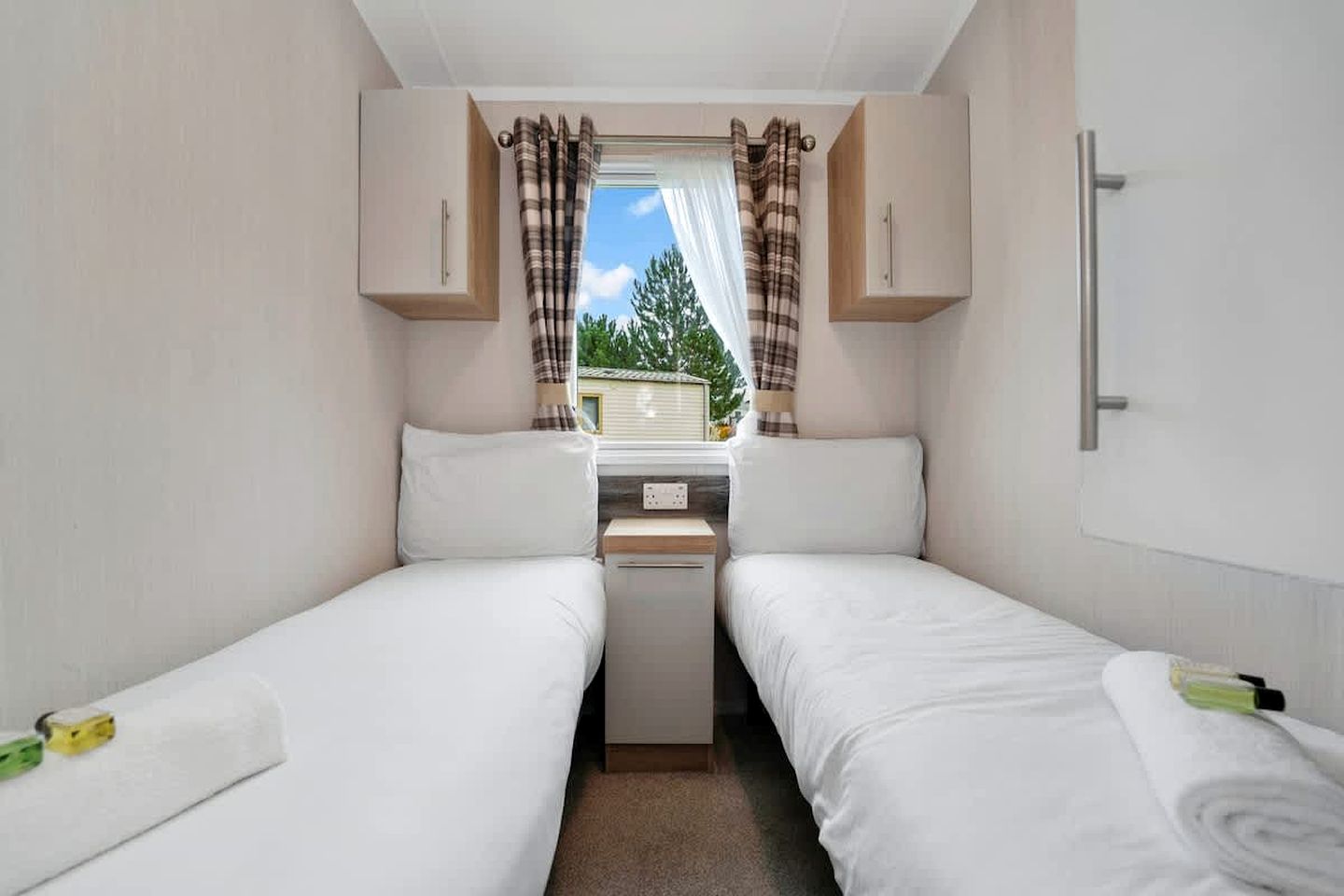 Modern Seaside Caravan Escape with Pool, Activities & Relaxed Coastal Vibes in Scotland, United Kingdom