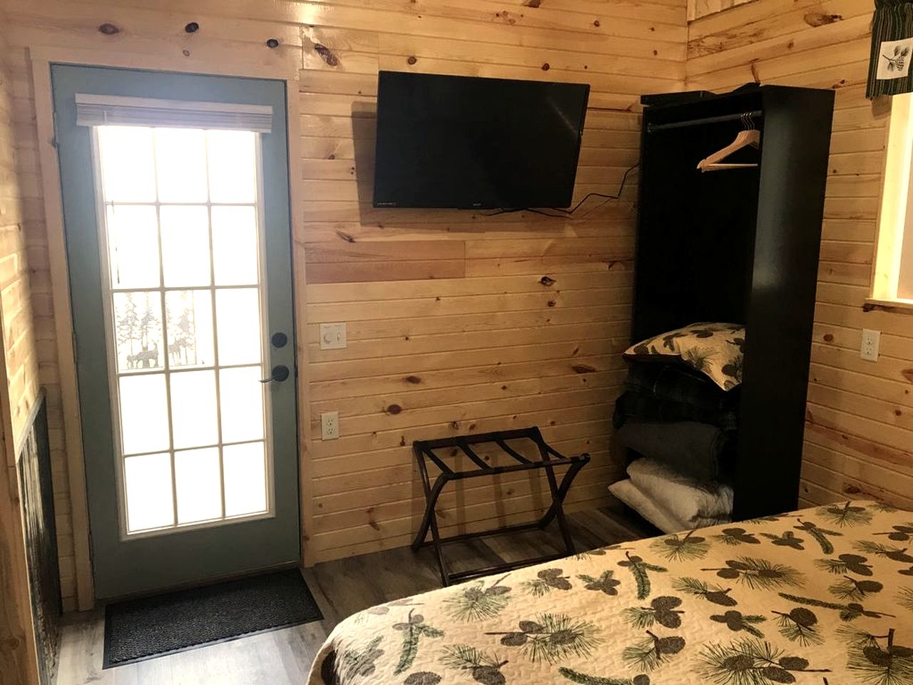 Cabin Rend Lake, Illinois Glamping Hub