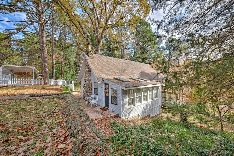 Embrace Nature in this Incredible Cabin in Siloam Springs, Arkansas