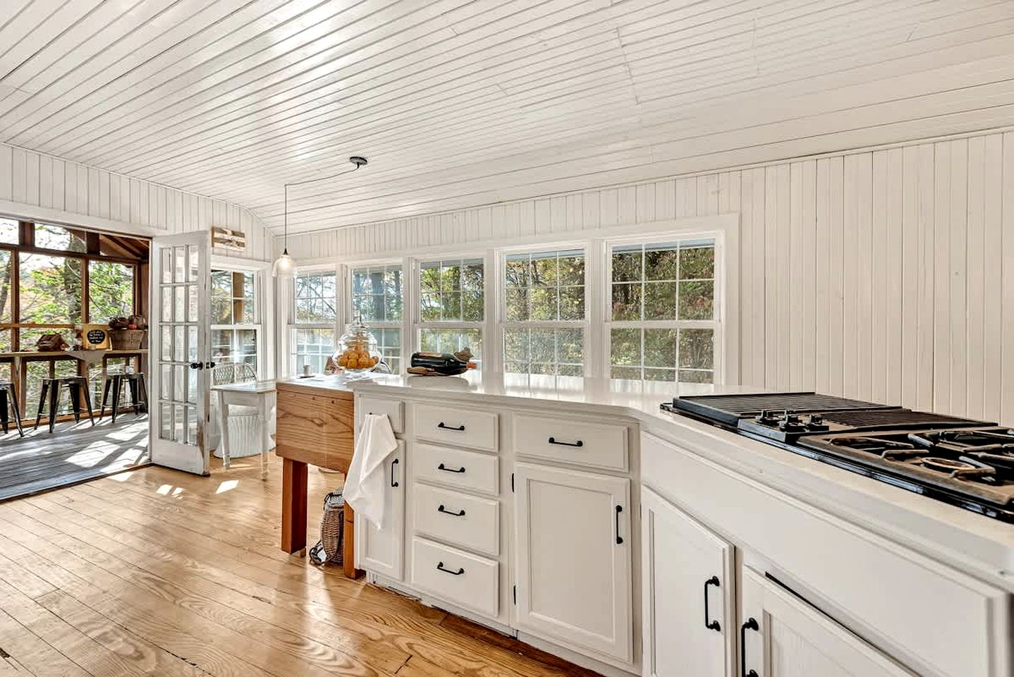 Embrace Nature in this Incredible Cabin in Siloam Springs, Arkansas