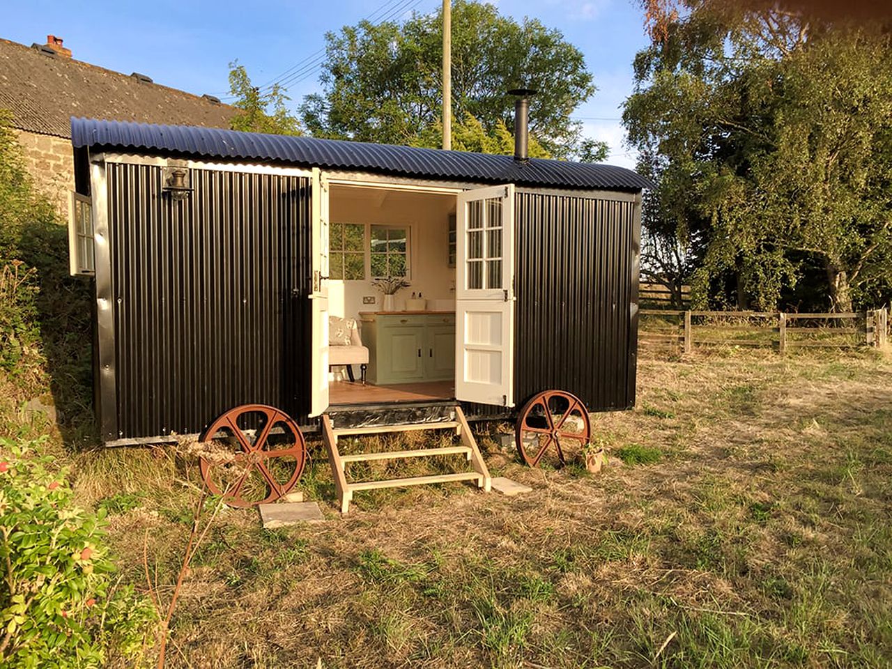 Romantic Shepherd Hut for a Glamping Getaway near Northumberland, England