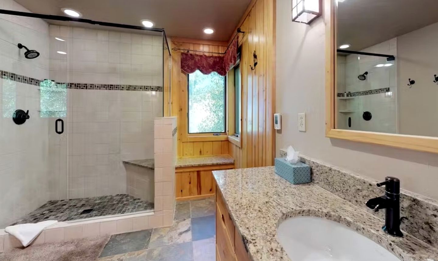 Spacious Cabin BBQ, Ping Pong Table and Deck in Silverthorne, Colorado