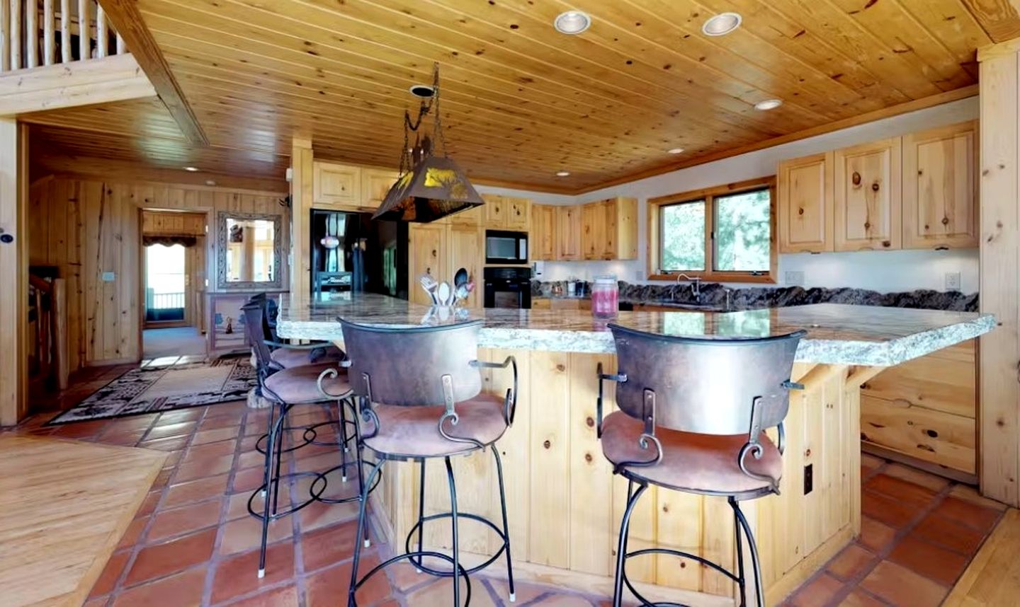 Spacious Cabin BBQ, Ping Pong Table and Deck in Silverthorne, Colorado