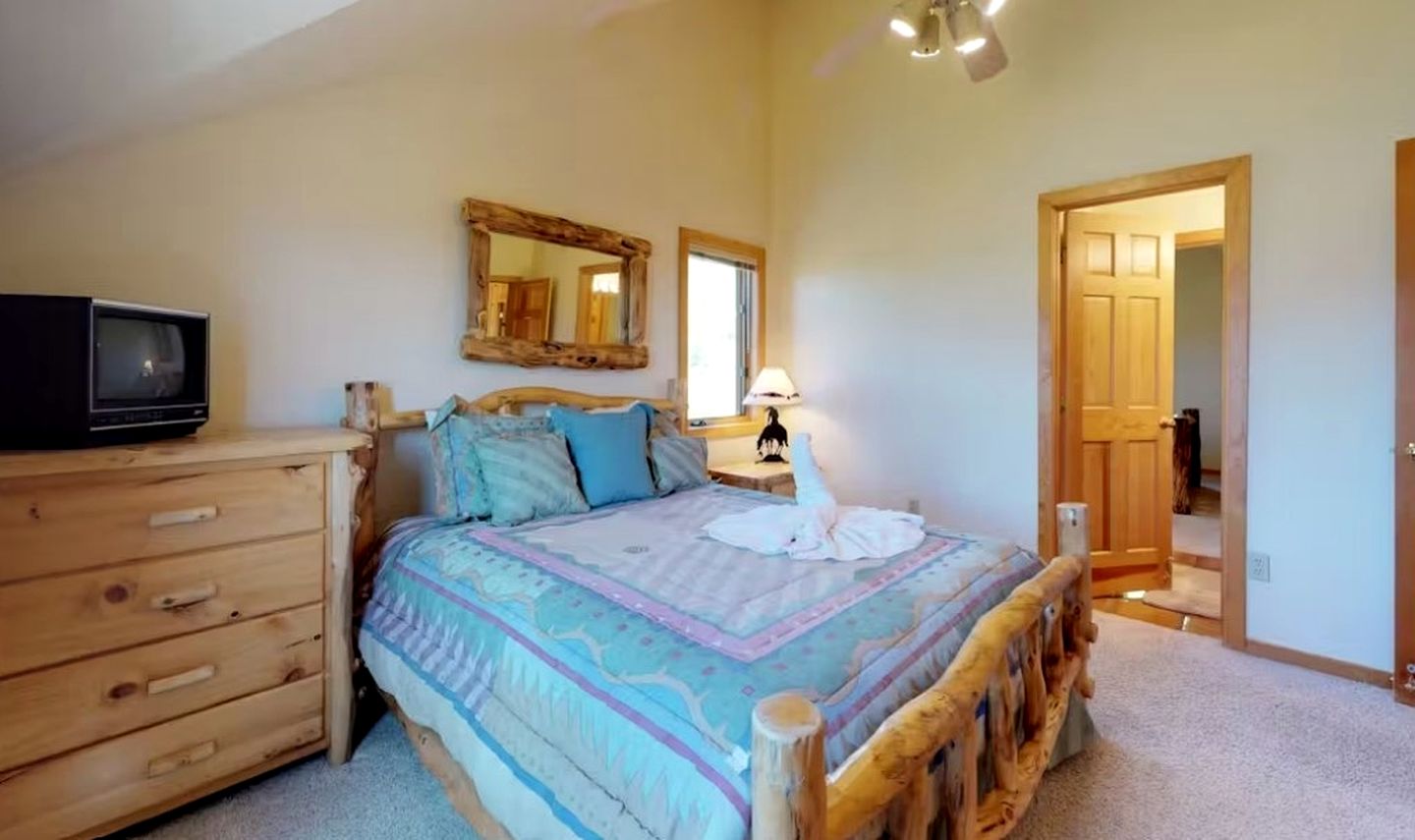 Spacious Cabin BBQ, Ping Pong Table and Deck in Silverthorne, Colorado