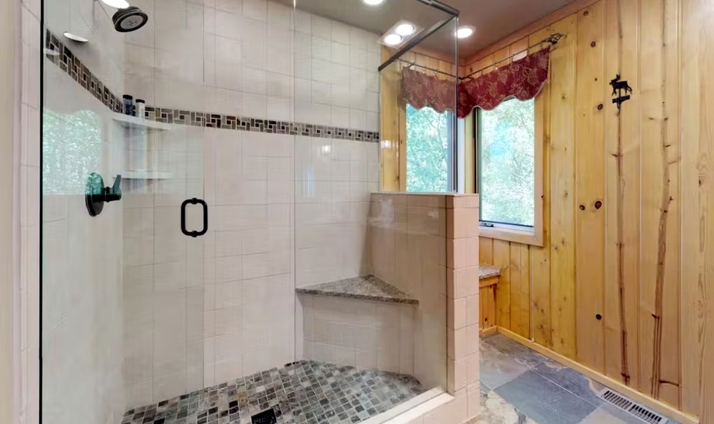 Spacious Cabin BBQ, Ping Pong Table and Deck in Silverthorne, Colorado