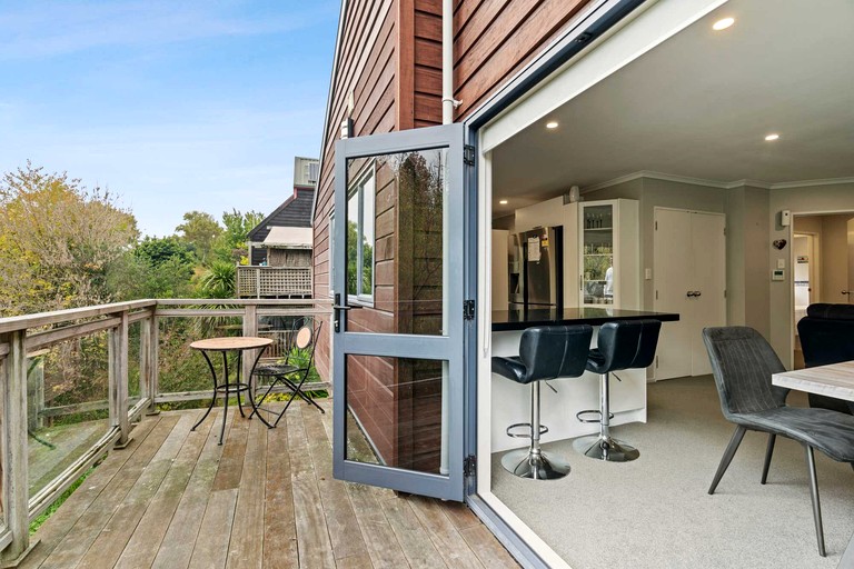 Modern Two-Level Townhouse with Private Studio Near Chartwell | Hamilton, NZ