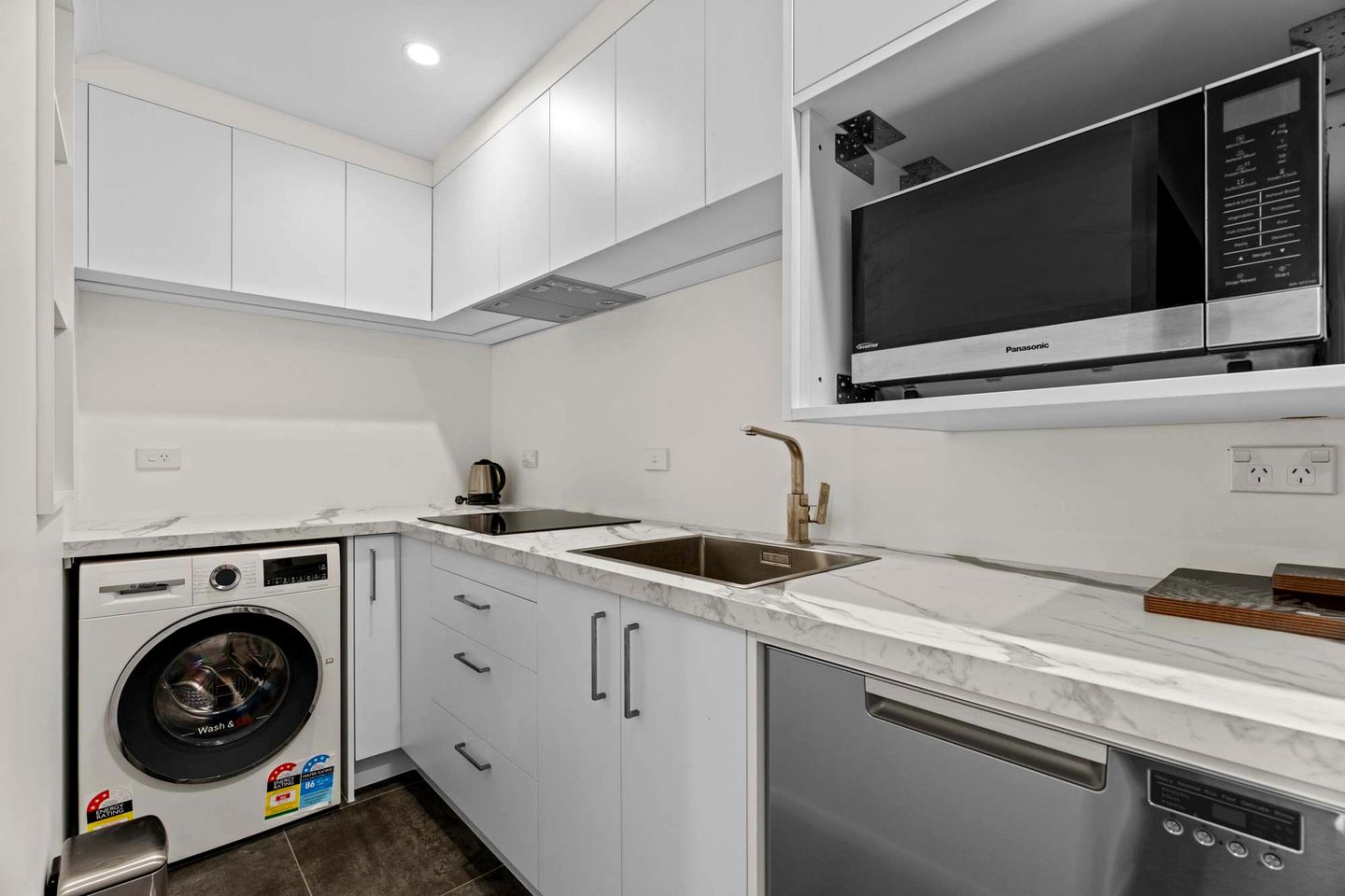 Modern Two-Level Townhouse with Private Studio Near Chartwell | Hamilton, NZ