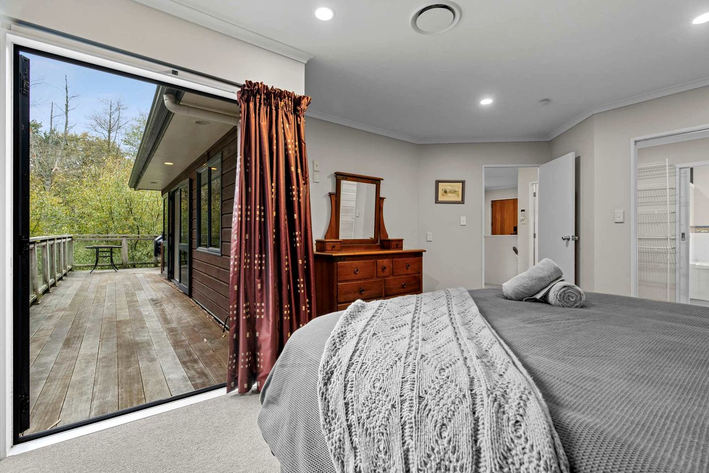 Modern Two-Level Townhouse with Private Studio Near Chartwell | Hamilton, NZ