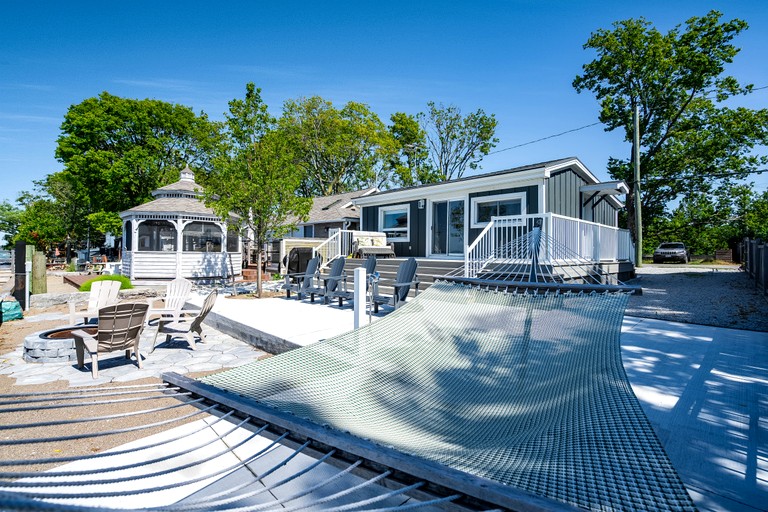 Gorgeous Cottage with Fire Pit and Nice Beach Vistas in Leamington, Ontario
