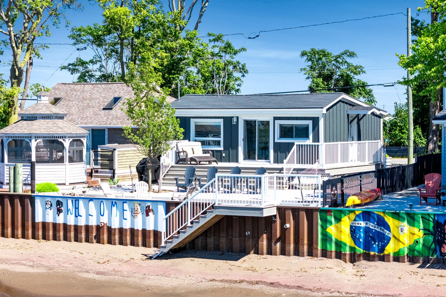 Gorgeous Cottage with Fire Pit and Nice Beach Vistas in Leamington, Ontario