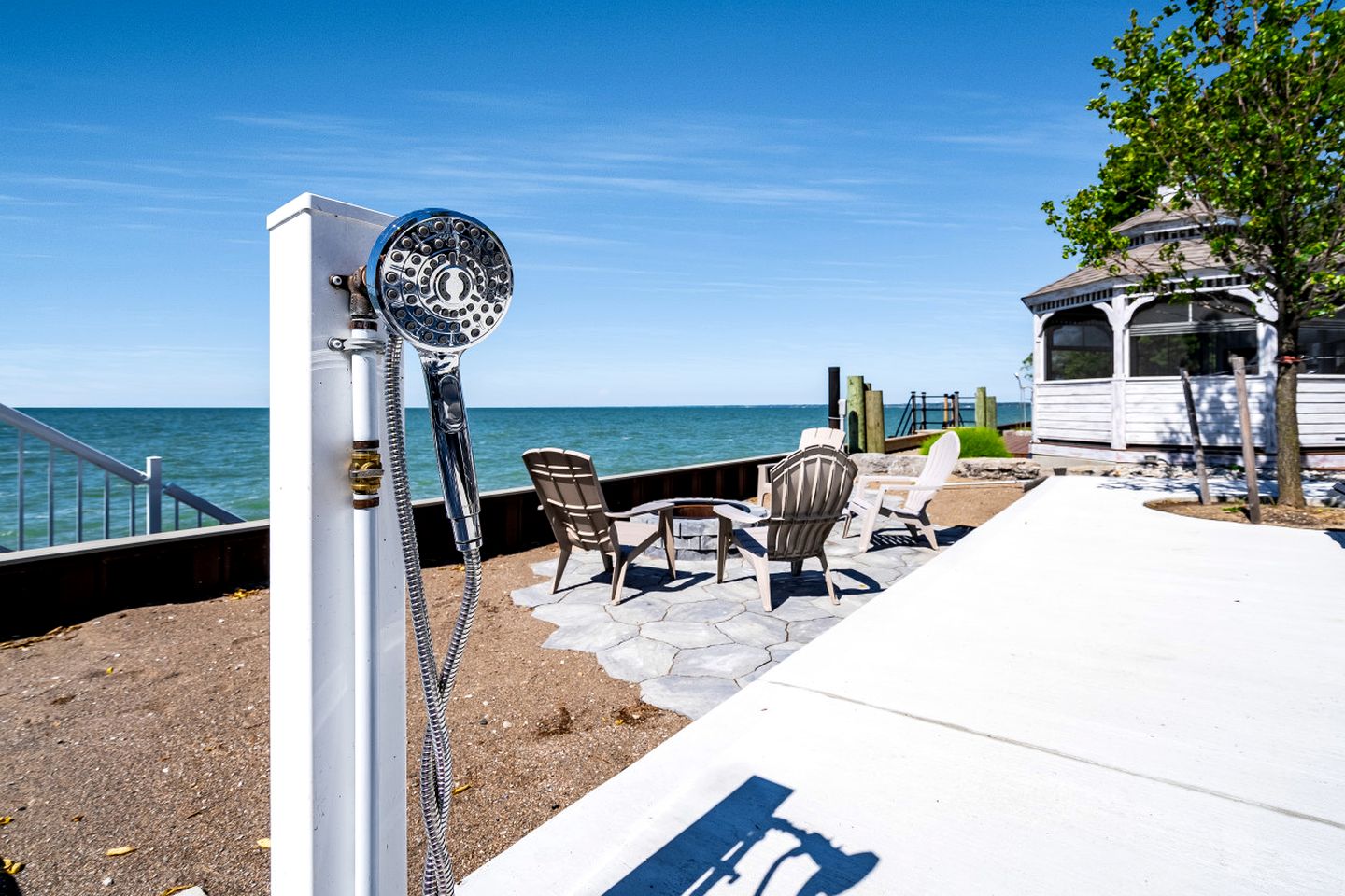 Gorgeous Cottage with Fire Pit and Nice Beach Vistas in Leamington, Ontario