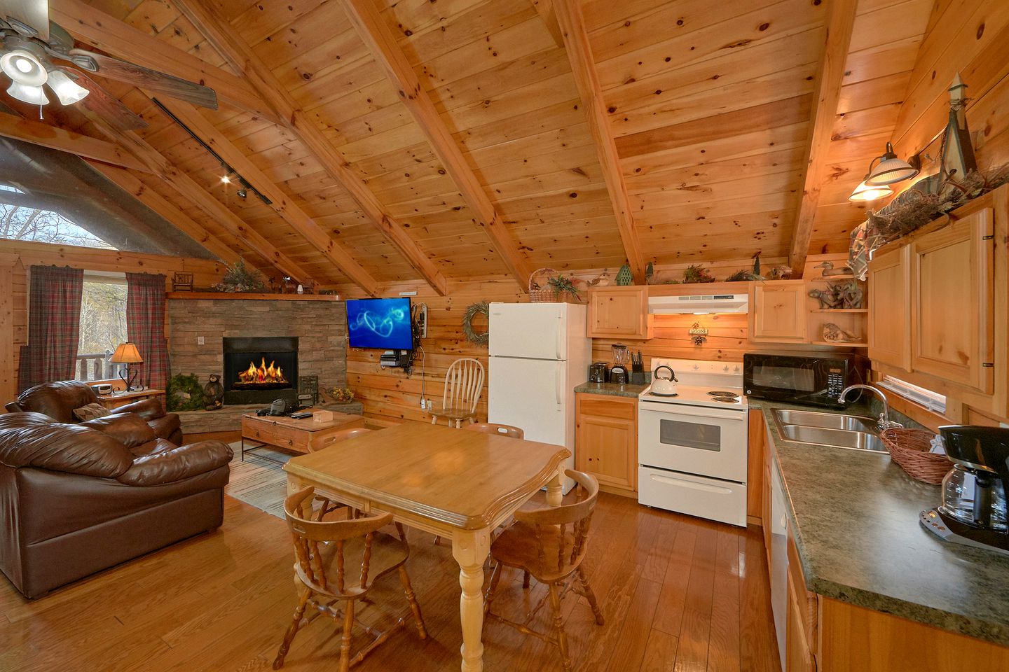 Romantic Log Cabin Getaway Ideal for Smoky Mountain Glamping