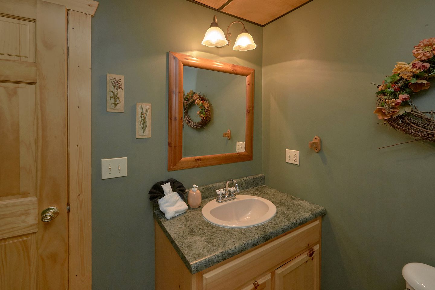 Romantic Log Cabin Getaway Ideal for Smoky Mountain Glamping