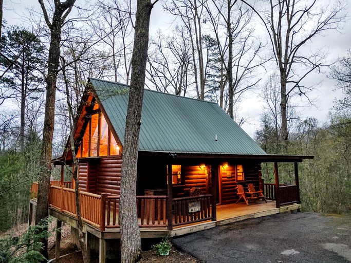 Cozy and Romantic Rental Cabin for Two with Private Hot Tub near Great Smoky Mountains in Gatlinburg, Tennessee