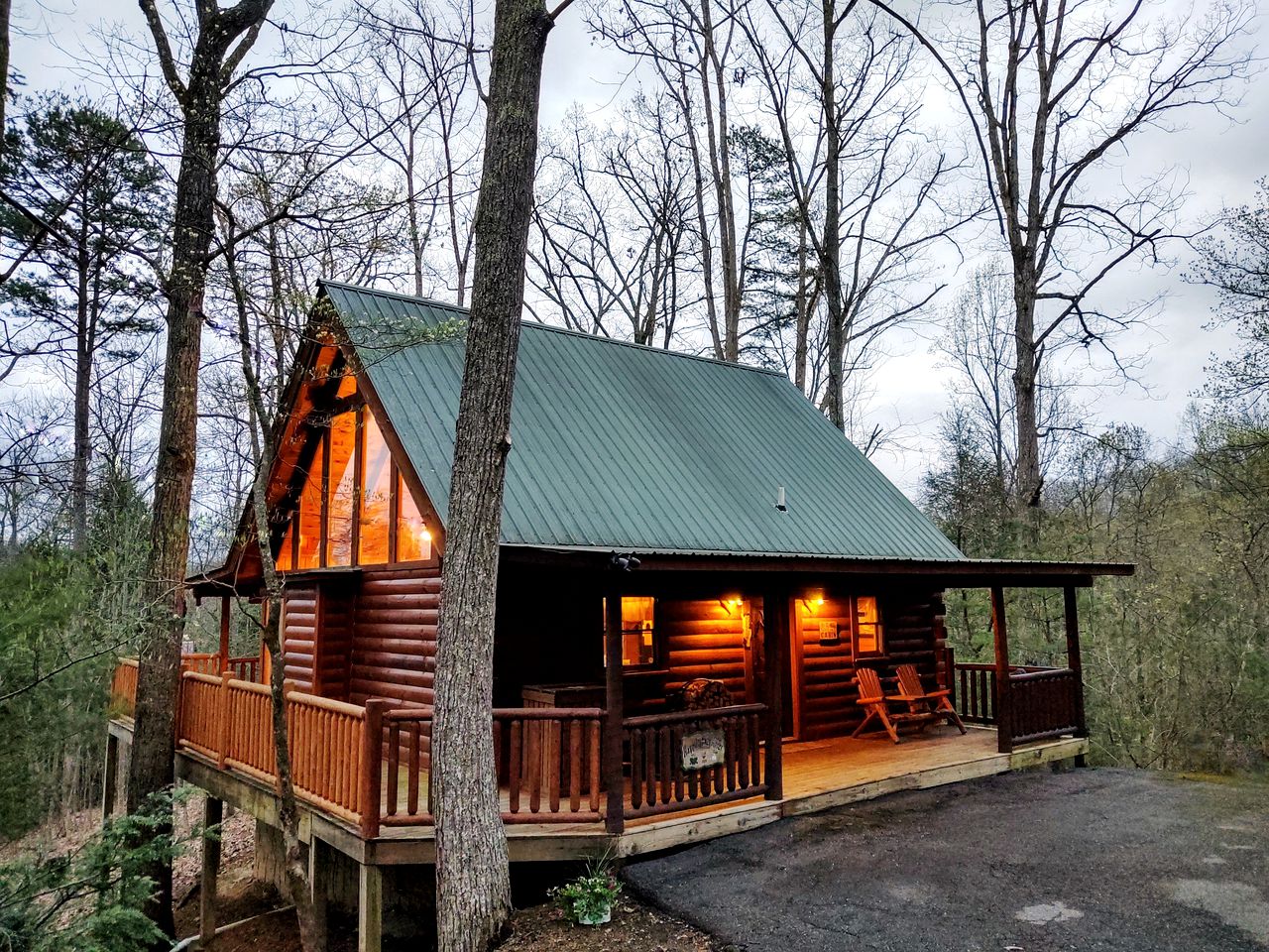 Cozy and Romantic Rental Cabin for Two with Private Hot Tub near Great Smoky Mountains in Gatlinburg, Tennessee