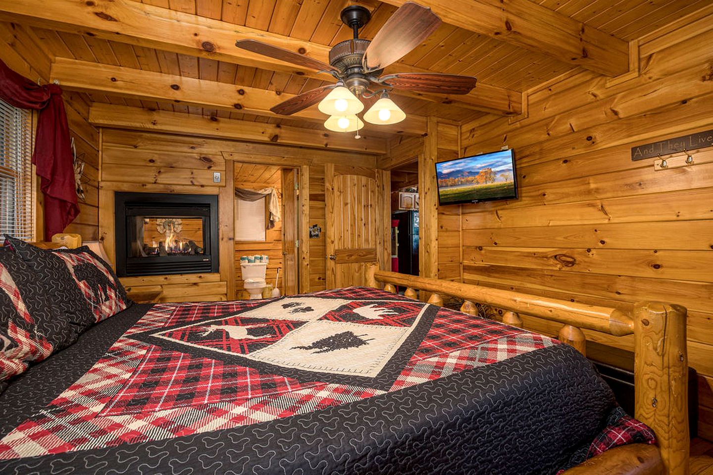 Cozy and Romantic Rental Cabin for Two with Private Hot Tub near Great Smoky Mountains in Gatlinburg, Tennessee