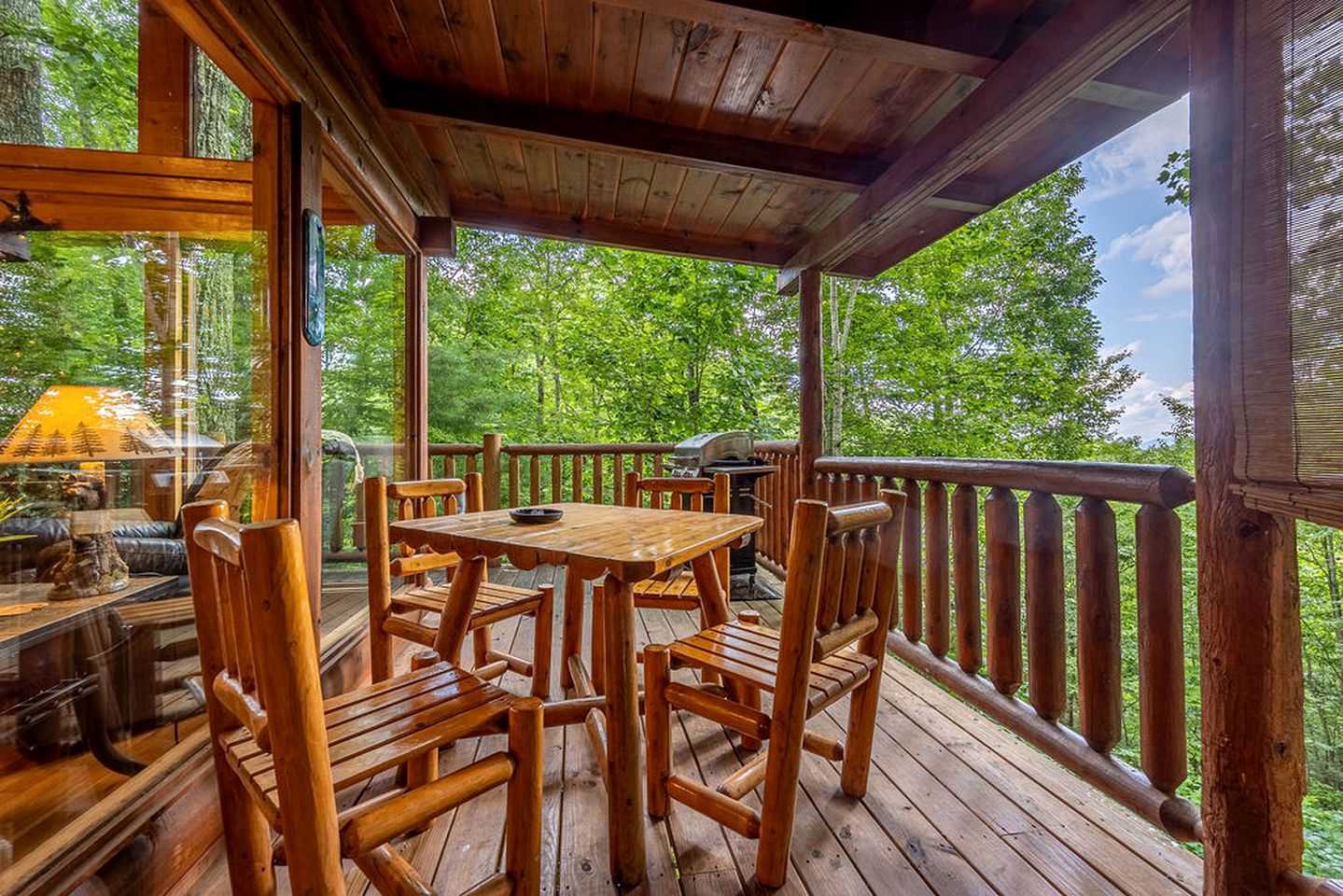 Cozy and Romantic Rental Cabin for Two with Private Hot Tub near Great Smoky Mountains in Gatlinburg, Tennessee