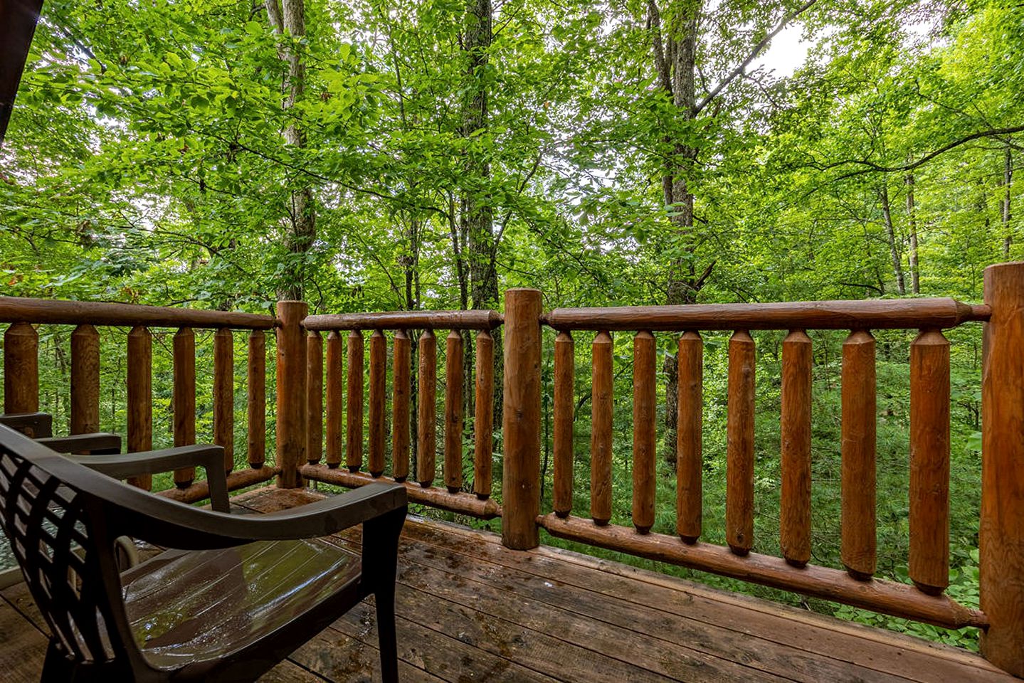 Cozy and Romantic Rental Cabin for Two with Private Hot Tub near Great Smoky Mountains in Gatlinburg, Tennessee