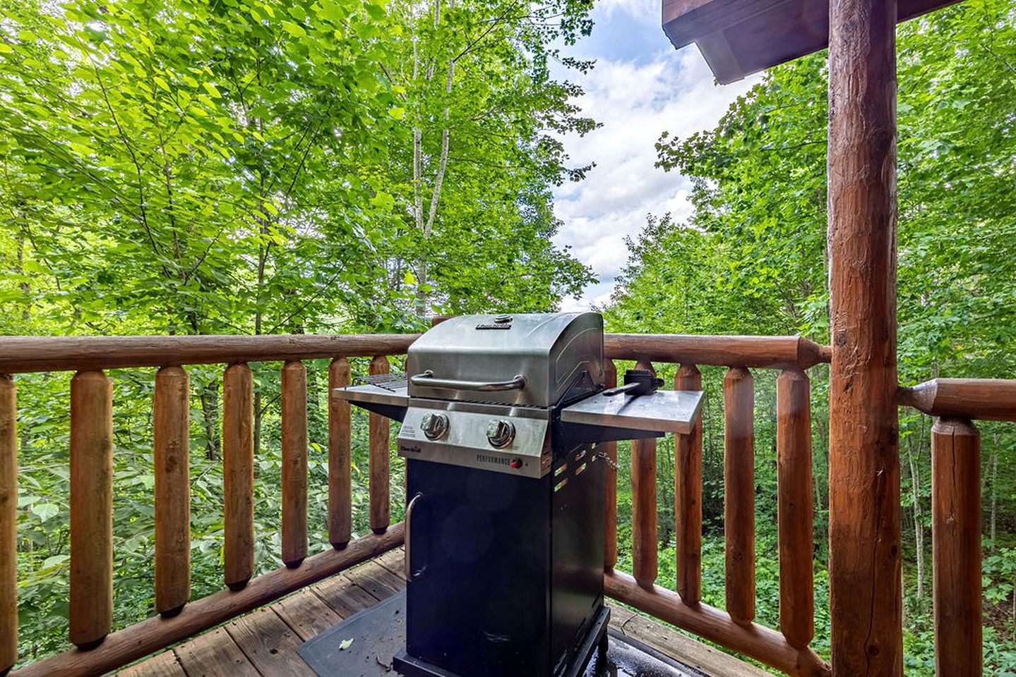 Cozy and Romantic Rental Cabin for Two with Private Hot Tub near Great Smoky Mountains in Gatlinburg, Tennessee