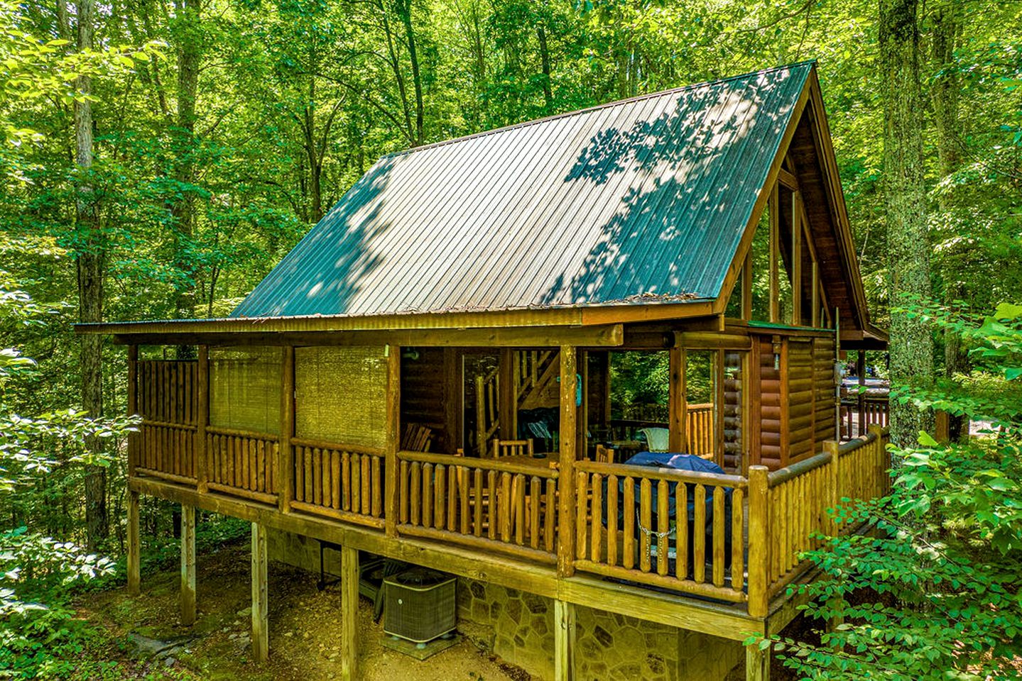 Cozy and Romantic Rental Cabin for Two with Private Hot Tub near Great Smoky Mountains in Gatlinburg, Tennessee