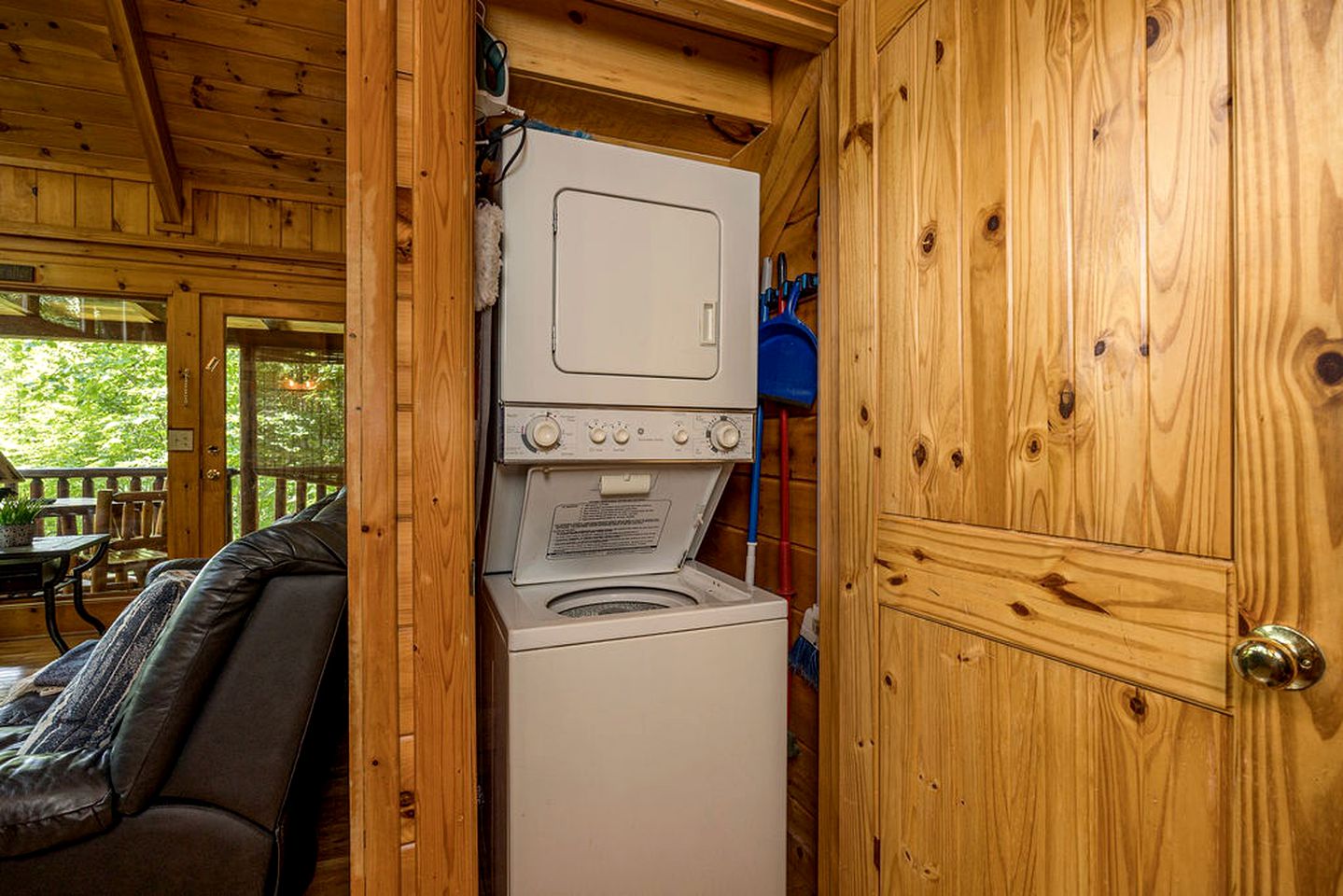 Cozy and Romantic Rental Cabin for Two with Private Hot Tub near Great Smoky Mountains in Gatlinburg, Tennessee