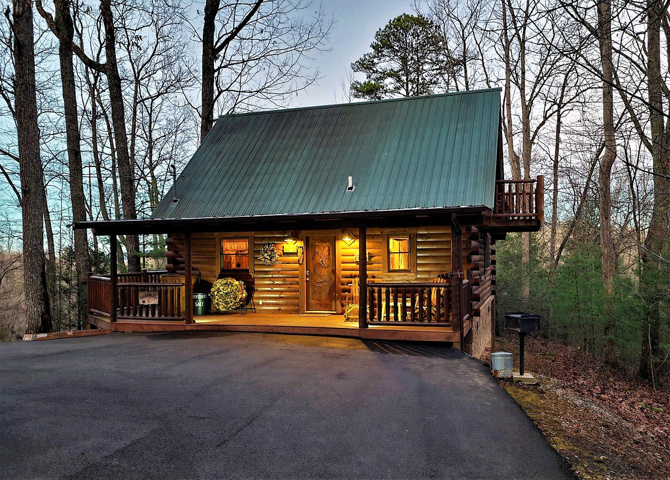 Cozy and Romantic Rental Cabin for Two with Private Hot Tub near Great Smoky Mountains in Gatlinburg, Tennessee