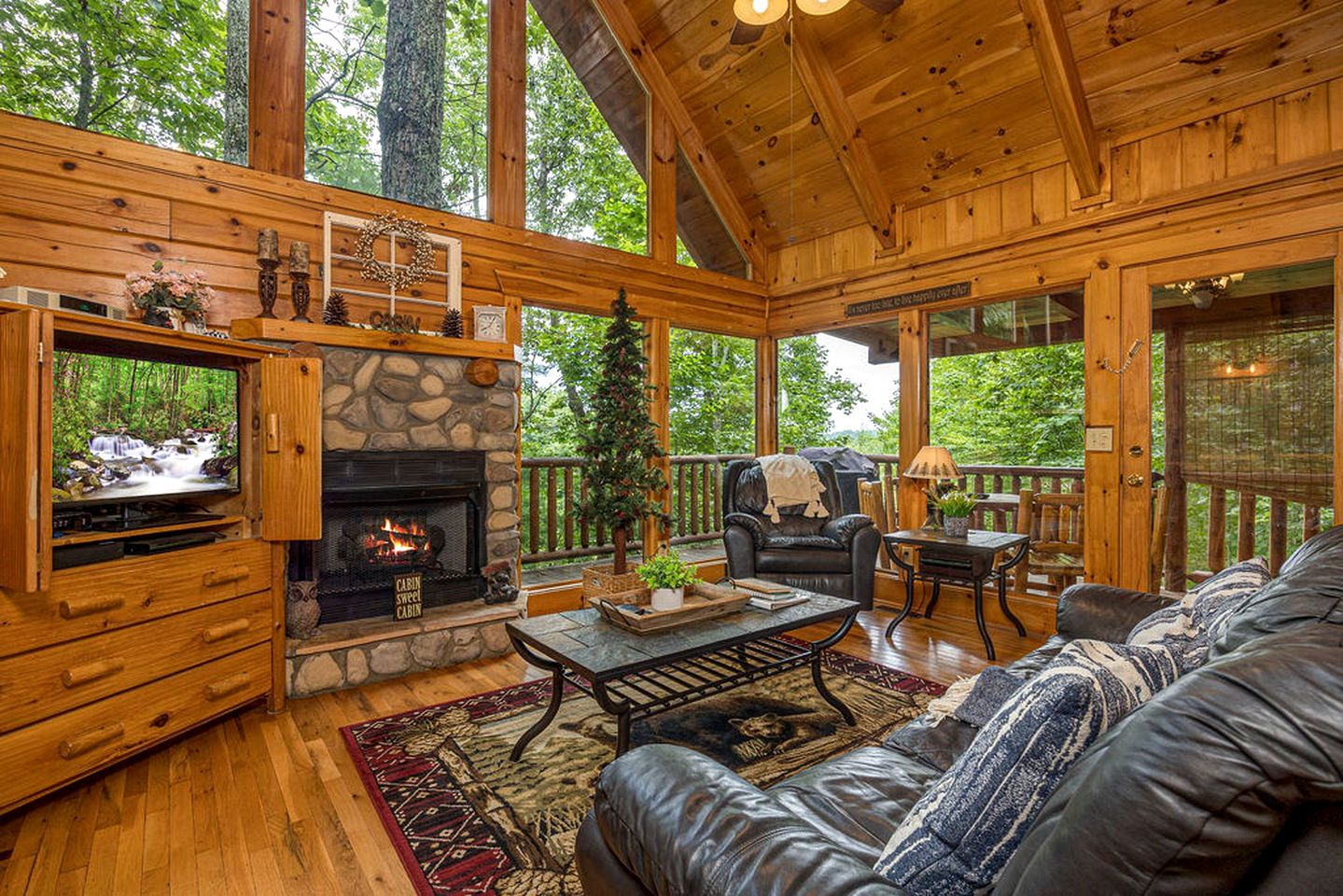 Cozy and Romantic Rental Cabin for Two with Private Hot Tub near Great Smoky Mountains in Gatlinburg, Tennessee