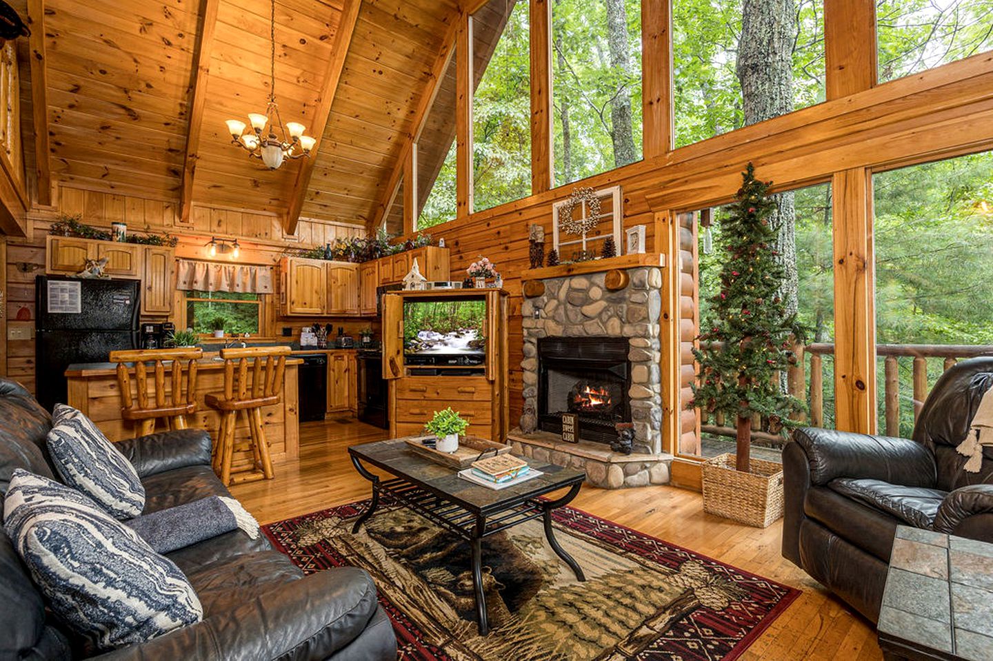 Cozy and Romantic Rental Cabin for Two with Private Hot Tub near Great Smoky Mountains in Gatlinburg, Tennessee