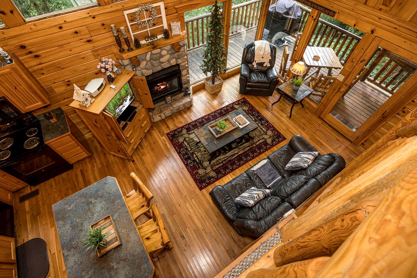 Cozy and Romantic Rental Cabin for Two with Private Hot Tub near Great Smoky Mountains in Gatlinburg, Tennessee