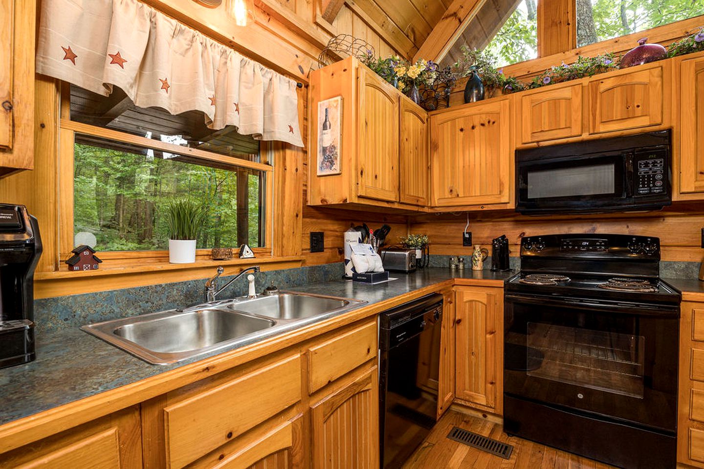 Cozy and Romantic Rental Cabin for Two with Private Hot Tub near Great Smoky Mountains in Gatlinburg, Tennessee