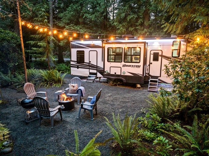 Cozy Caravan Nestled in a Serene Pacific Northwest Forest, Perfect for a Glamping Weekend in Nature