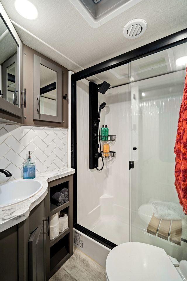 Cozy Caravan Nestled in a Serene Pacific Northwest Forest, Perfect for a Glamping Weekend in Nature
