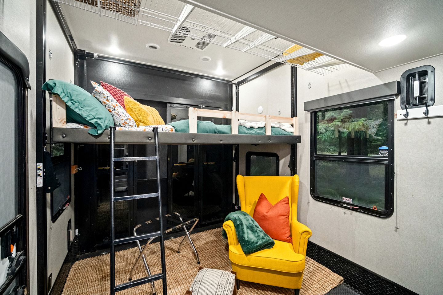 Cozy Caravan Nestled in a Serene Pacific Northwest Forest, Perfect for a Glamping Weekend in Nature